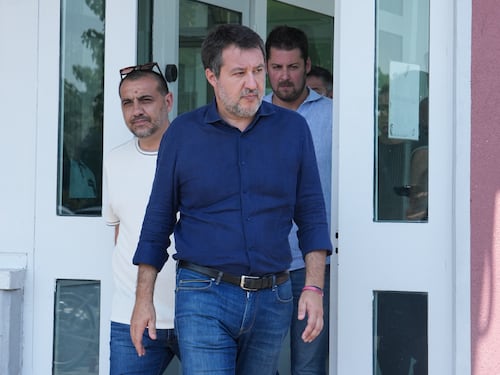 I fedelissimi di Salvini: “È al lavoro per unire, i militanti sono con lui”. La conta sarà a Pontida