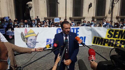 Sit-in della Lega a Palazzo Chigi: "Azzolina bocciata" 6