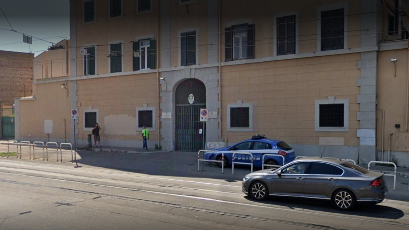 Pesta gli agenti e minaccia: "Giudice non mi farà nulla"
