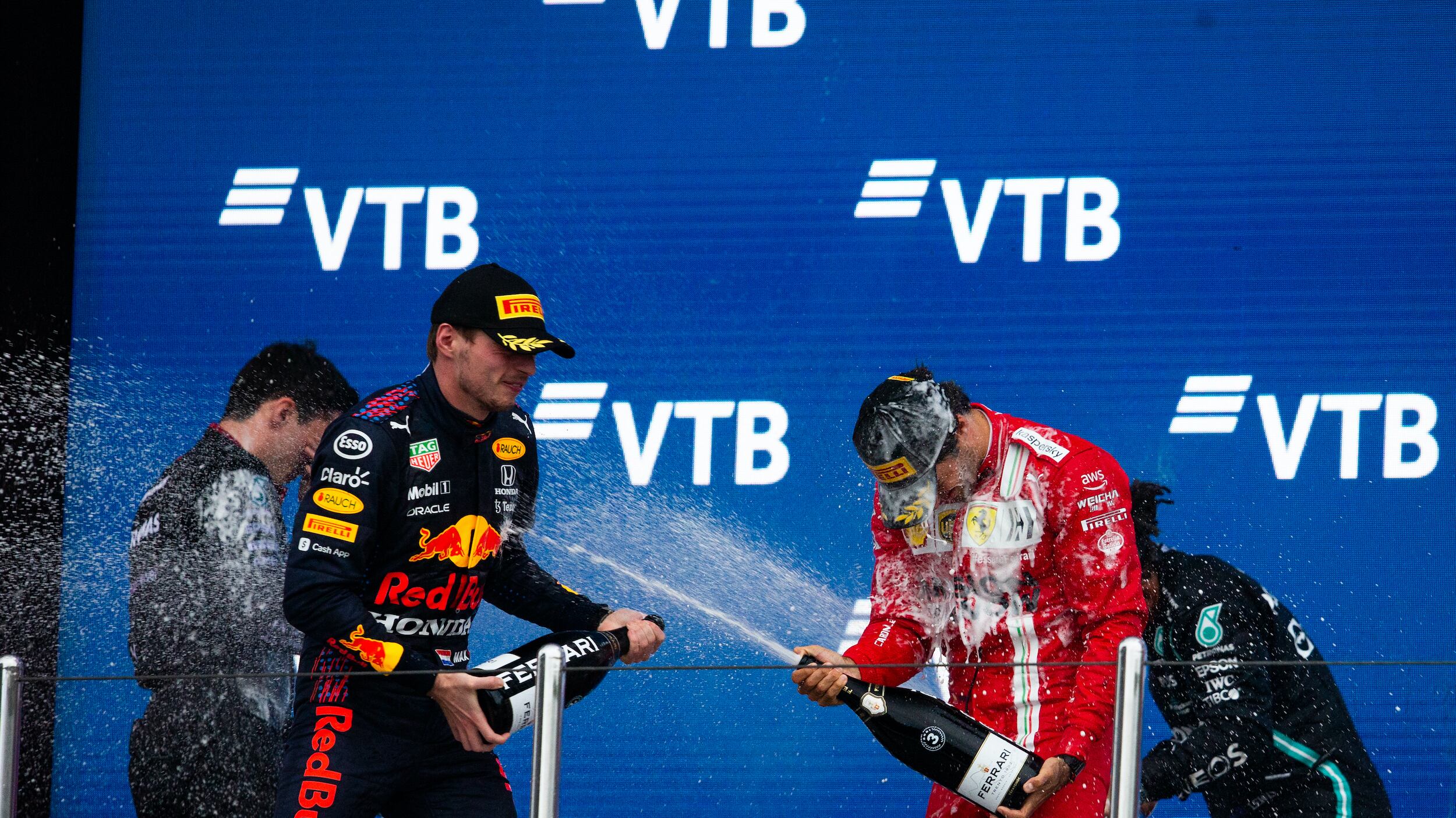 Max da ultimo a secondo. E Hamilton spreca la vittoria numero 100