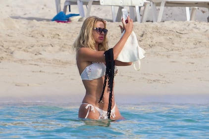 Valeria Marini, strip e bikini stellare a Formentera 11