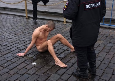 Russia, in segno di protesta s'inchioda i testicoli in Piazza Rossa 2