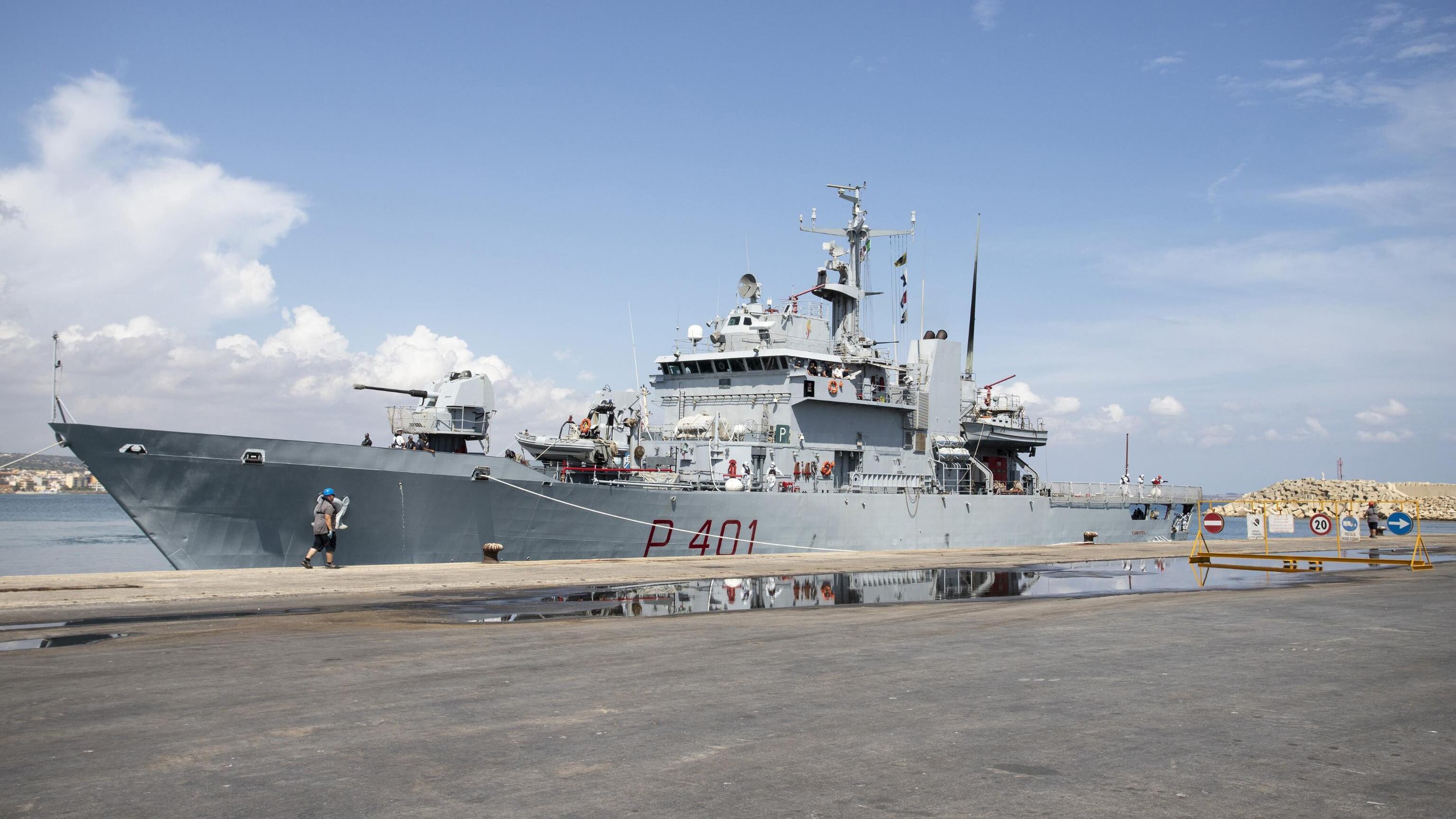 La nave Cassiopea con 49 migranti è sbarcata in Albania