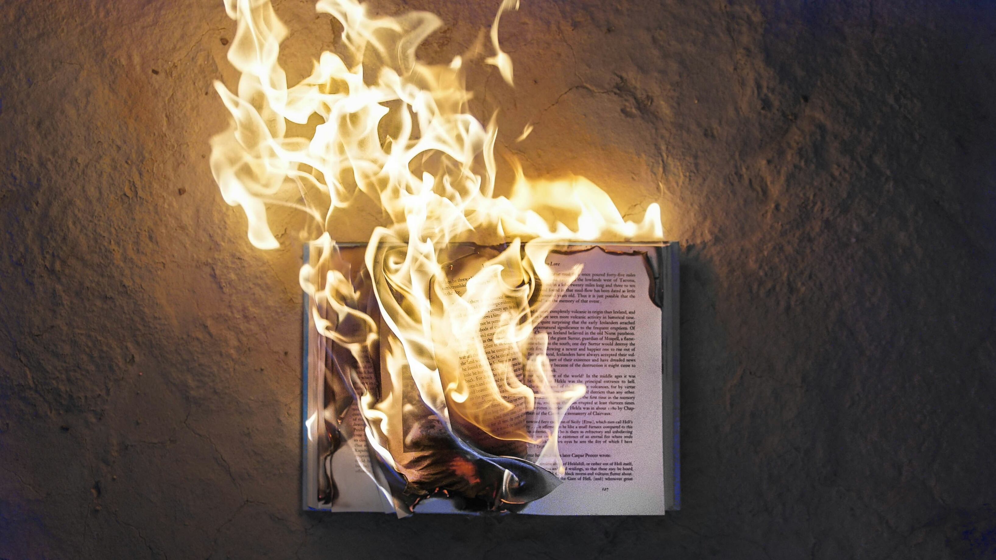 Quel rogo di libri durato 350 anni che ha prodotto il fanatismo