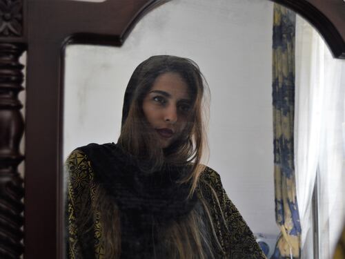 Francia, scuola e social. Scatta la "resistenza" per il divieto di abaya