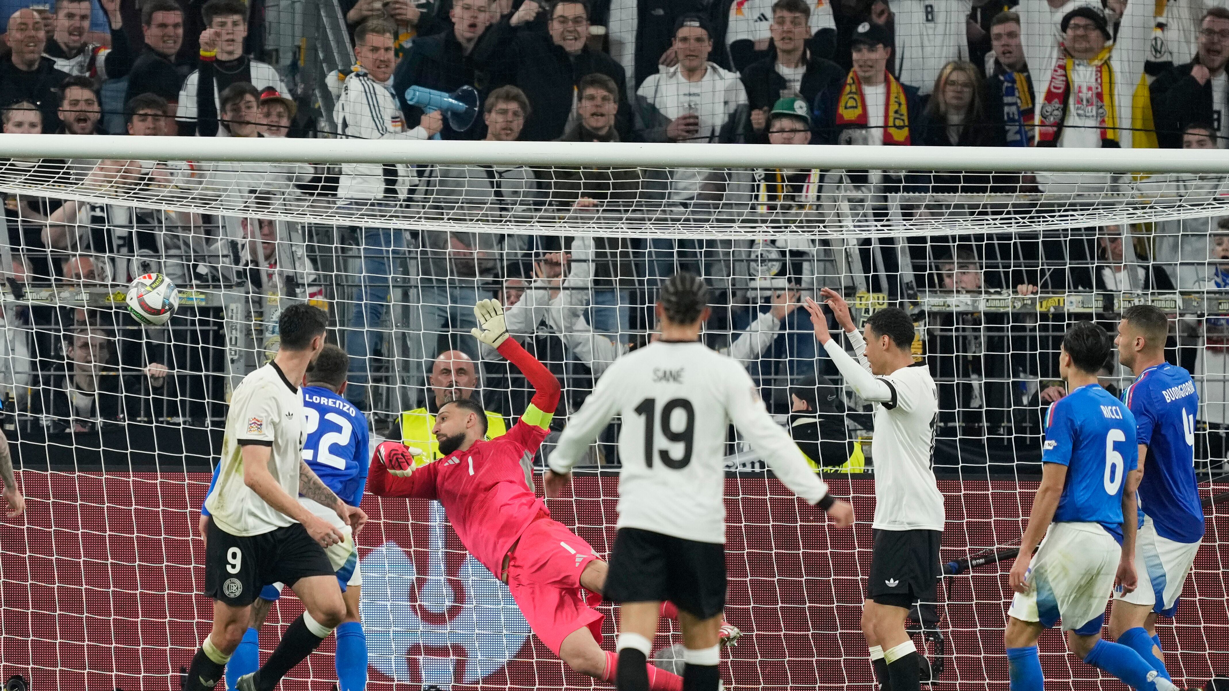 Il gol a porta vuota, metafora del Paese diviso