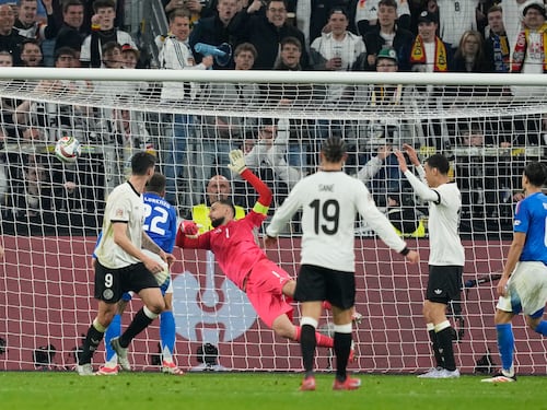 Il gol a porta vuota, metafora del Paese diviso