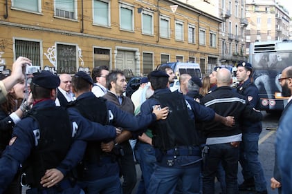 Protesta anti burqa, la Santanché pestata da un egiziano 2