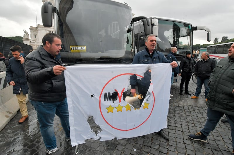 I bus turistici bloccano piazza Venezia 1