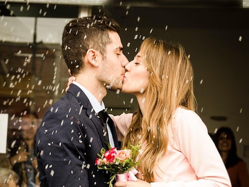 Matrimonio, perché viene lanciato il riso agli sposi: cosa significa la tradizione