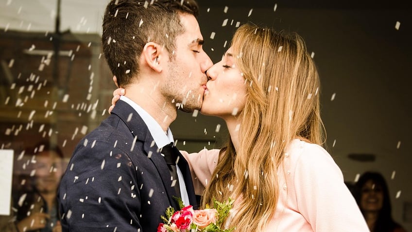 Matrimonio, perché viene lanciato il riso agli sposi: cosa significa la tradizione