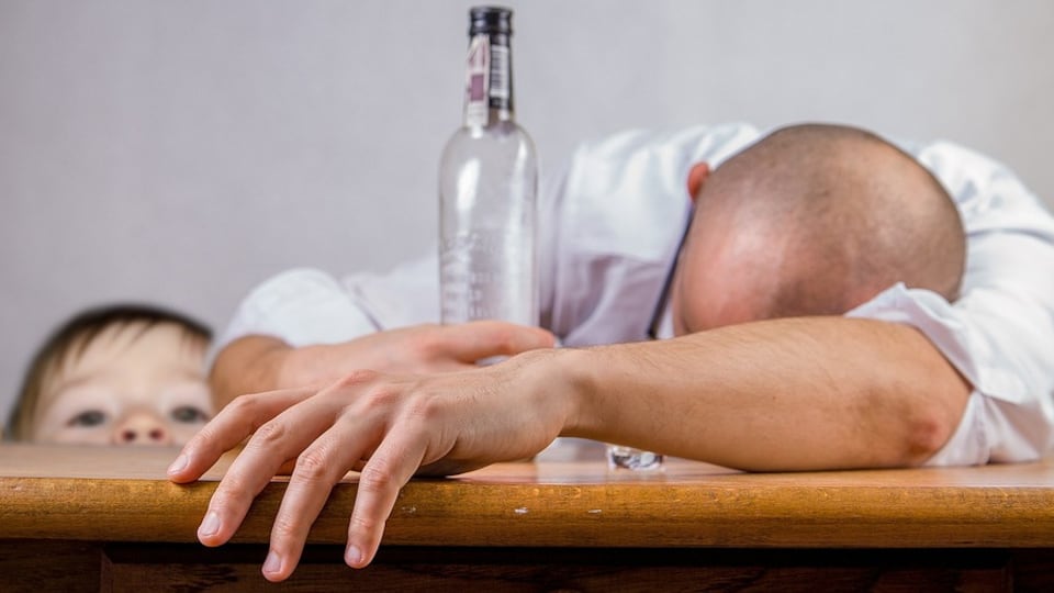Delirium tremens, quali sono le cause e come si manifesta
