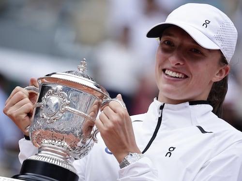 Roland Garros, Swiatek ancora regina a Parigi: sconfitta Muchova in 3 set