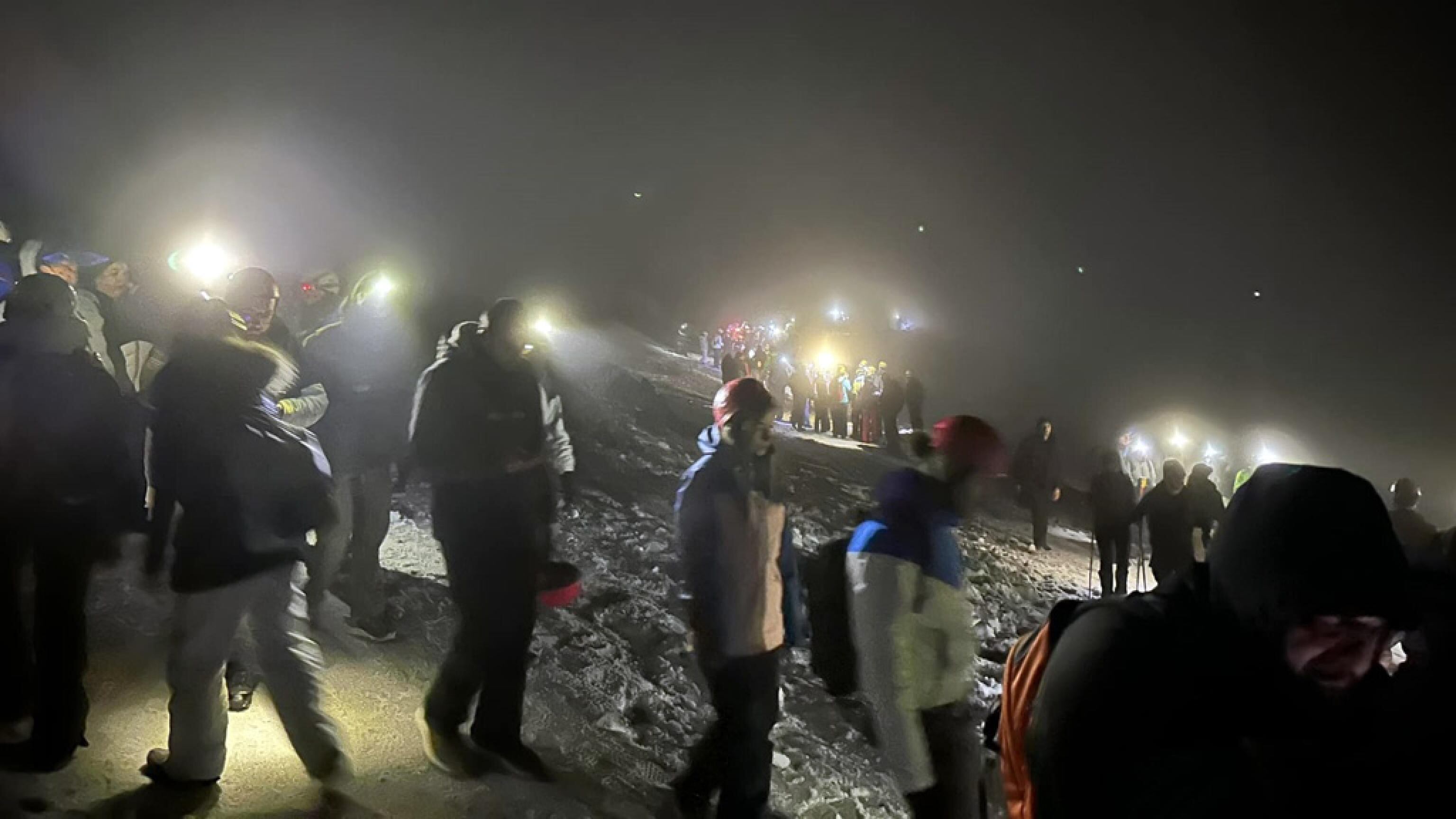 Lava, curiosi e apocalisse zombie sull'Etna