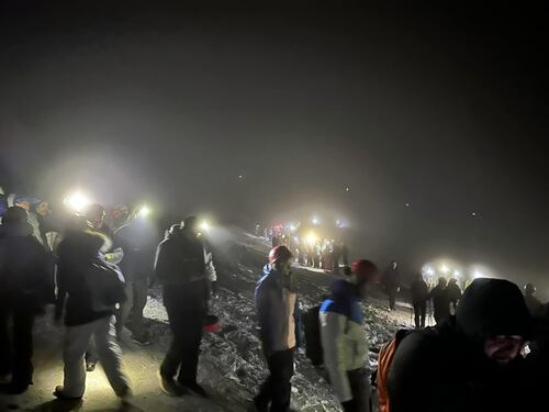 Lava, curiosi e apocalisse zombie sull'Etna