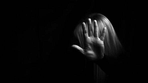 Molesta un minore e tenta di stuprare la madre: preso 37enne