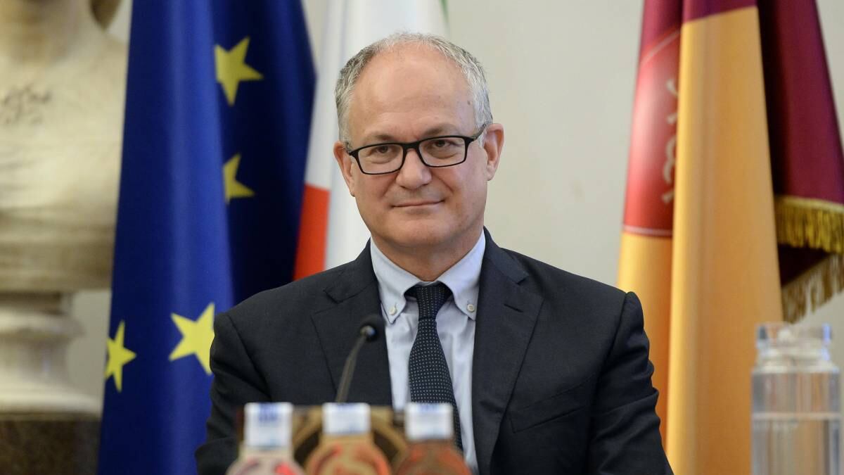 "Tratta con gli abusivi e ignora noi in regola". Bufera su Gualtieri