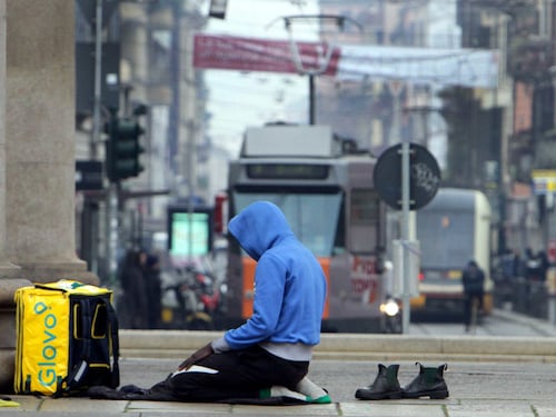 Chini e senza scarpe rivolti alla Mecca: la preghiera islamica dei "riders" del cibo
