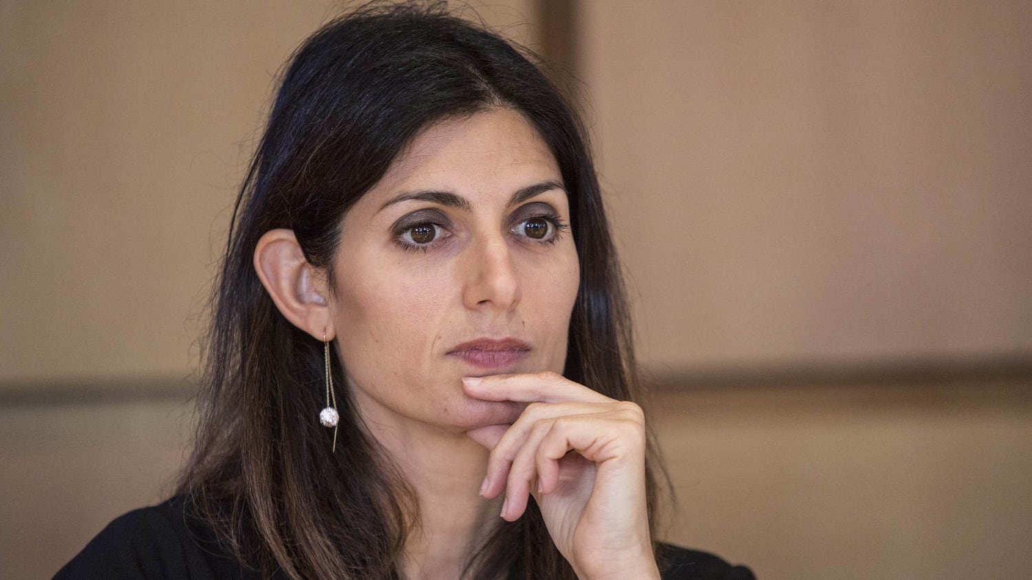 Scuole chiuse, Raggi ai presidi: "La vita umana vale più delle polemiche di qualche aspirante politico"