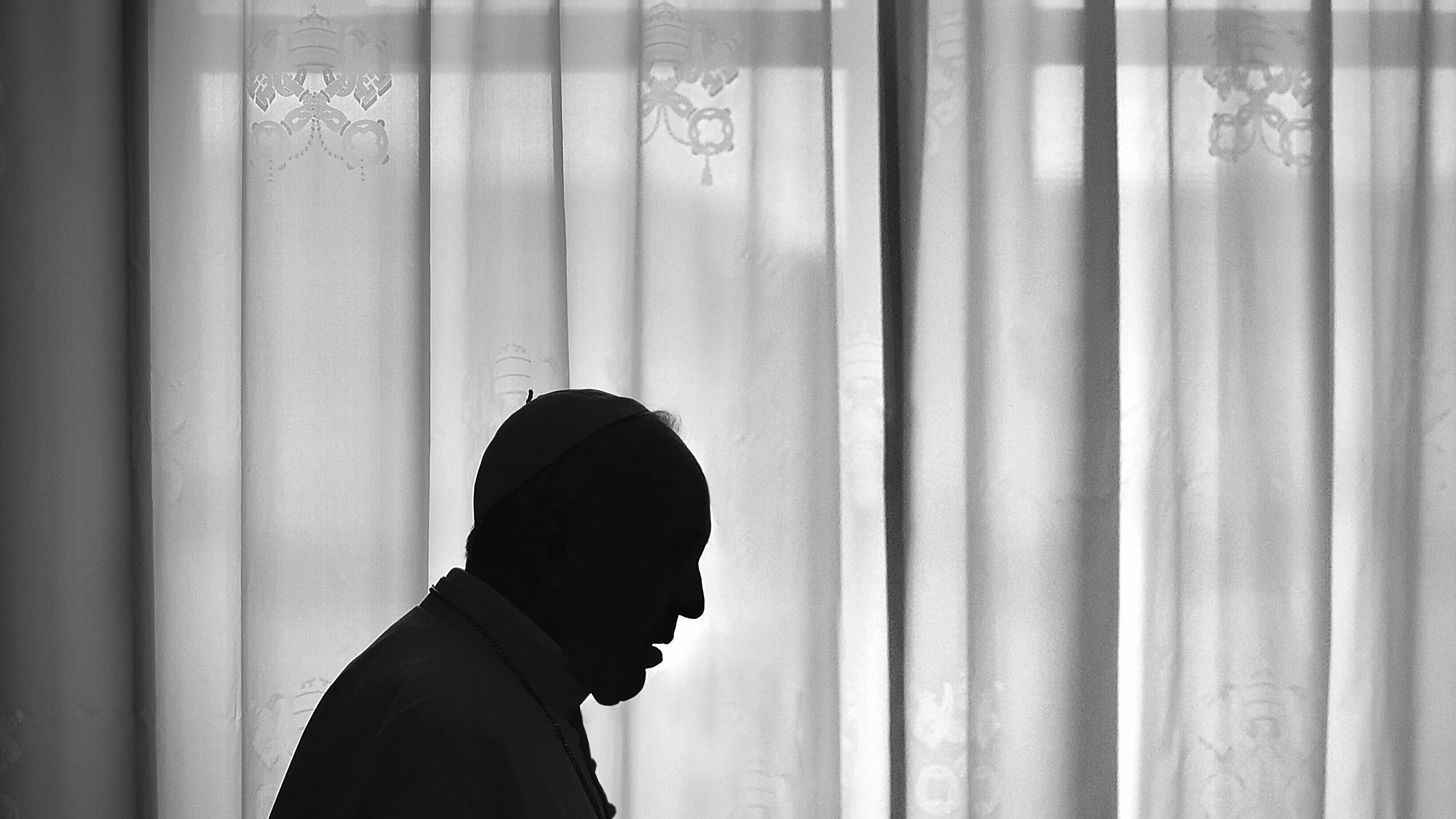 Dalla polmonite all'insufficienza renale: cosa sta succedendo al Papa?