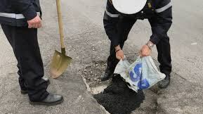 Roma, strade piene di buche e voragini