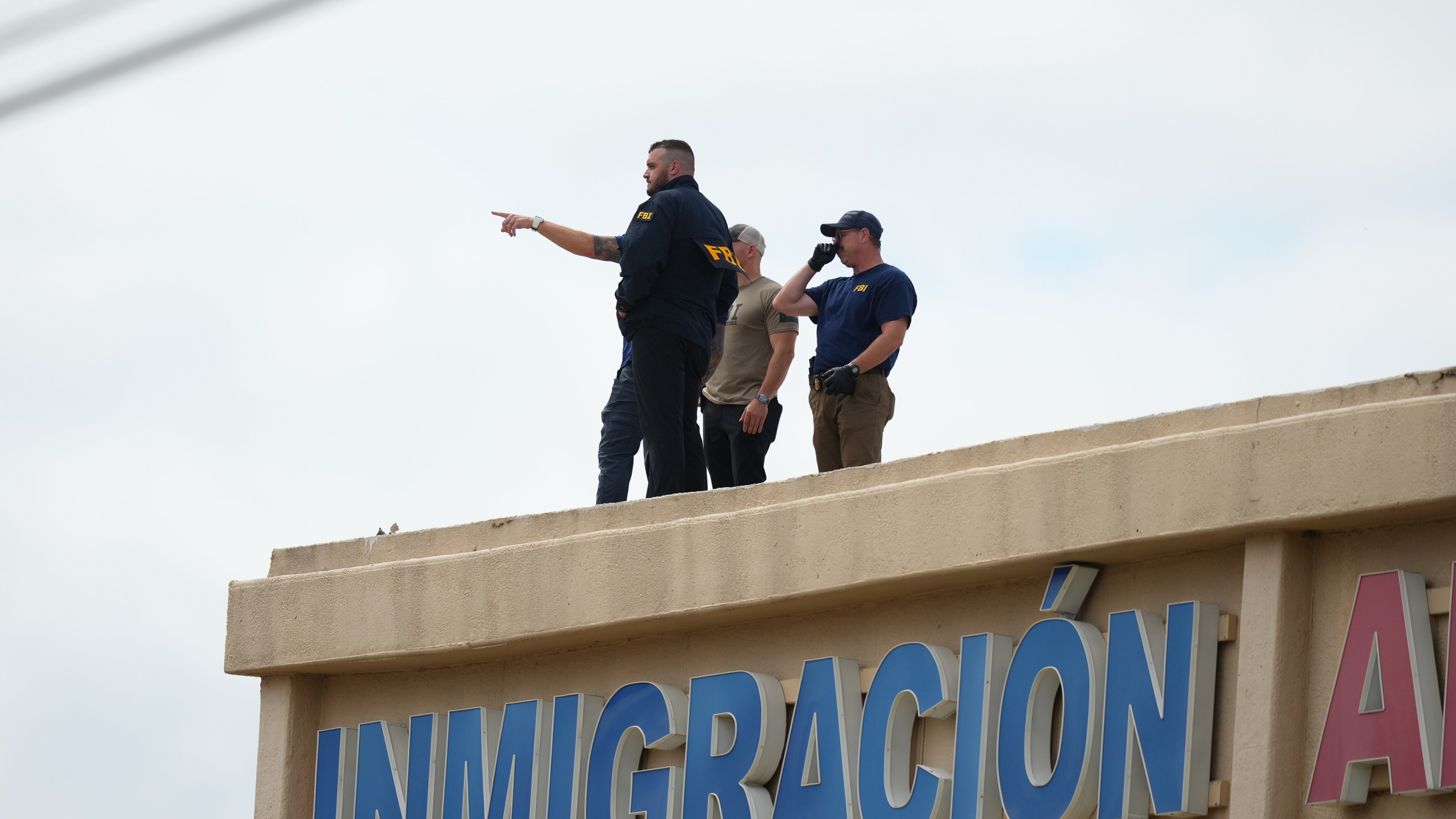 Spari e vittime al centro migranti. Sulle pallottole i messaggi del killer
