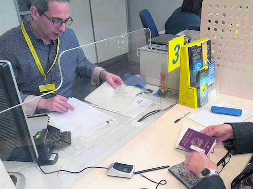 Passaporto in Poste o Questura. Ecco come tagliare tempi e code
