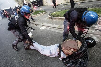 Scontri e cariche a Roma 19