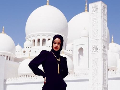 Abu Dhabi, Rihanna allontanata dalla moschea