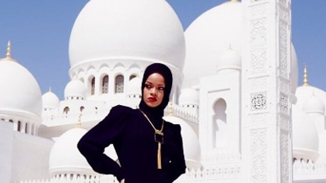 Abu Dhabi, Rihanna allontanata dalla moschea