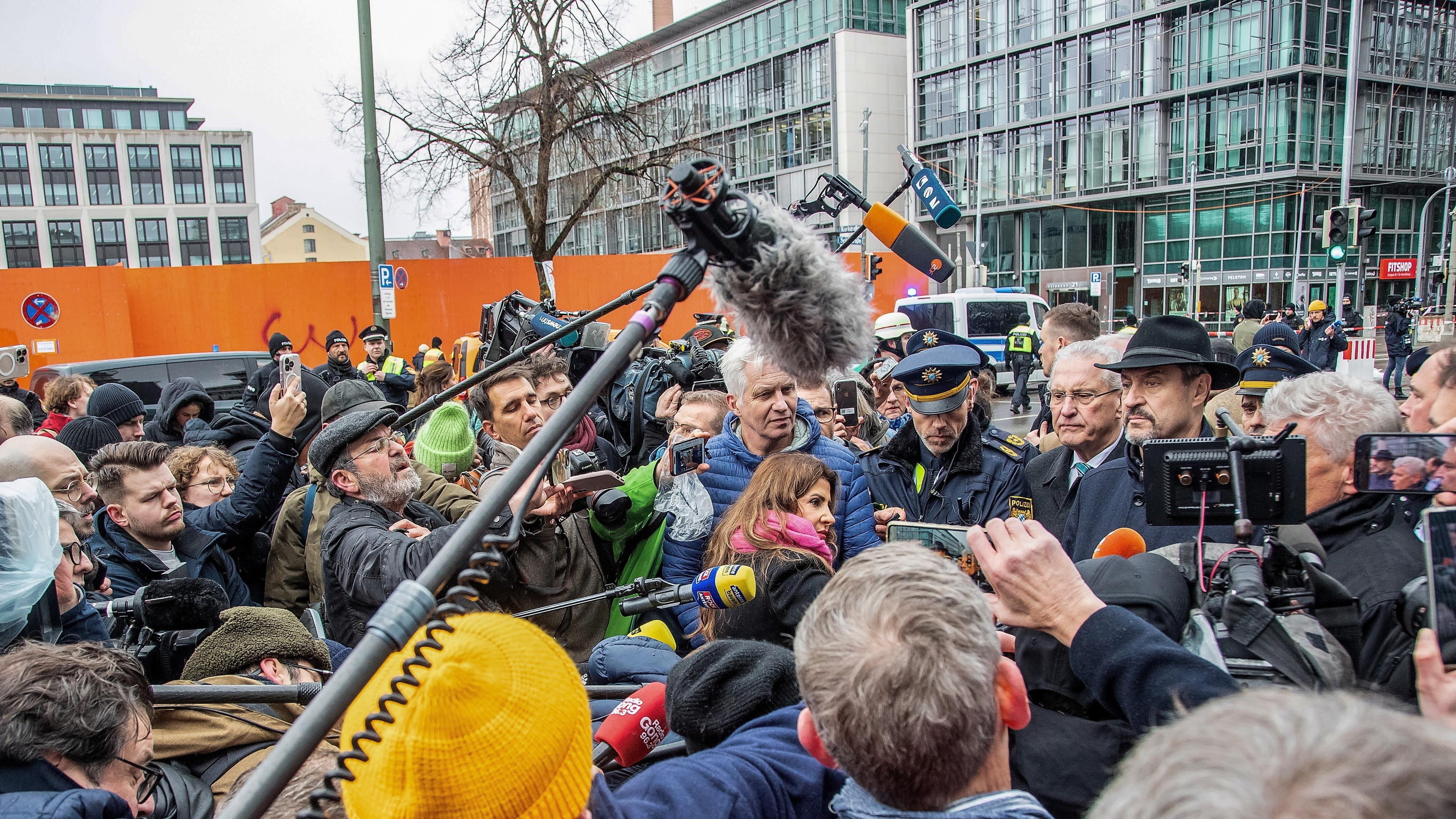La propaganda infiamma il voto. Scholz: "Espulsioni più facili". Afd: "È il fallimento dello Stato"