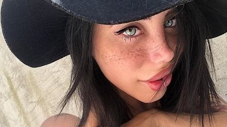 Alexis M, la sexy influencer ingegnere aerospaziale dalle forme bombastiche