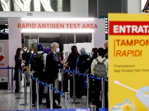 "Tutelare gli italiani". Scattano i tamponi obbligatori per chi arriva dalla Cina