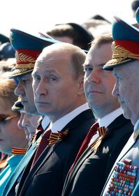 Putin alla parata col nastro degli indipendentisti 4