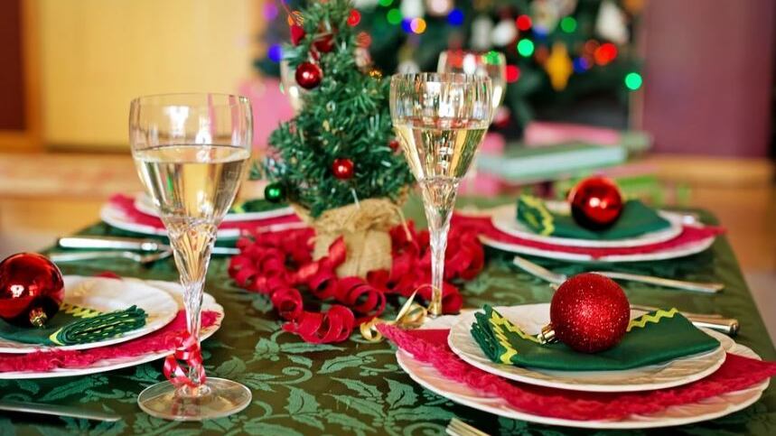L'idea dell'esperto: "Niente cenone di Natale a casa dei no vax"