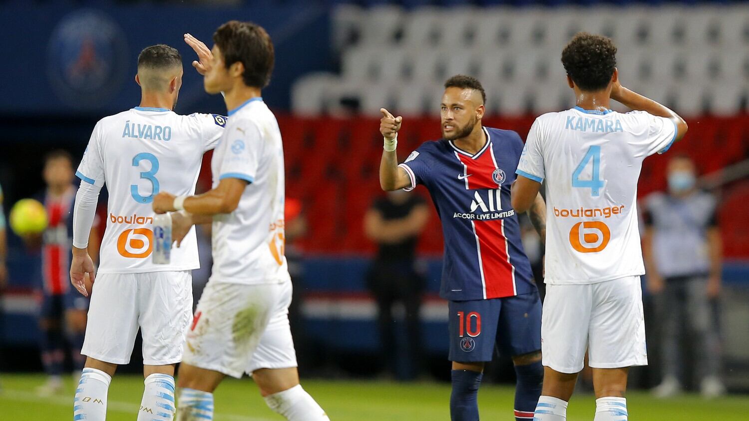 "Chiudi la bocca scimmia". E Neymar sferra un pugno a Gonzalez