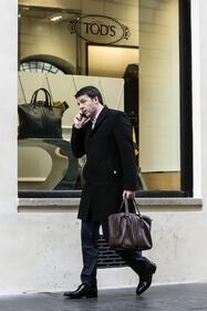 Renzi solo e pensoso verso la sede del Pd 8