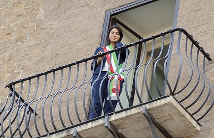 La Raggi si affaccia dal balcone del Campidoglio e si commuove 16