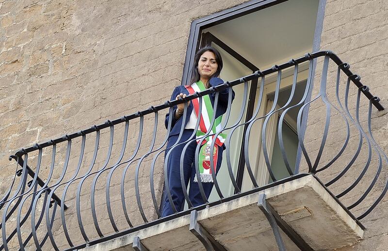 La Raggi si affaccia dal balcone del Campidoglio e si commuove 16
