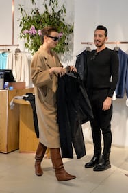 Milano Fashion Week 2019: Irina Shayk fa shopping nelle boutique di Milano 5