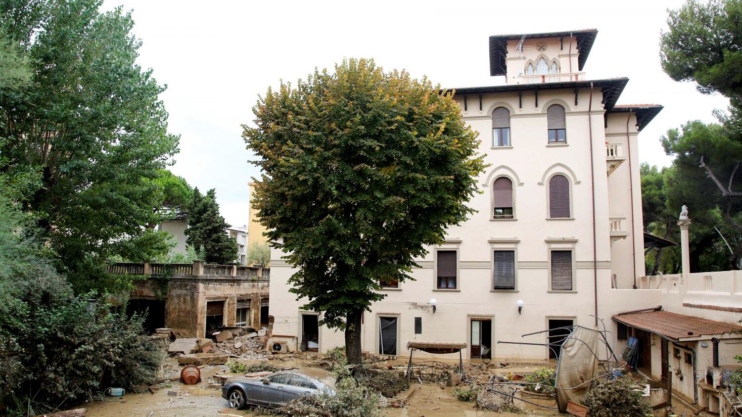 Livorno, l'alluvione e gli sciacalli: anziano si toglie la vita
