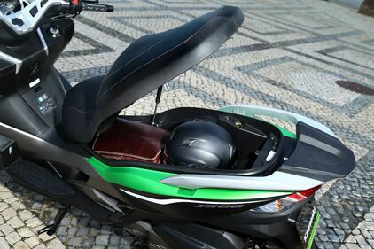 Kawasaki J300 5