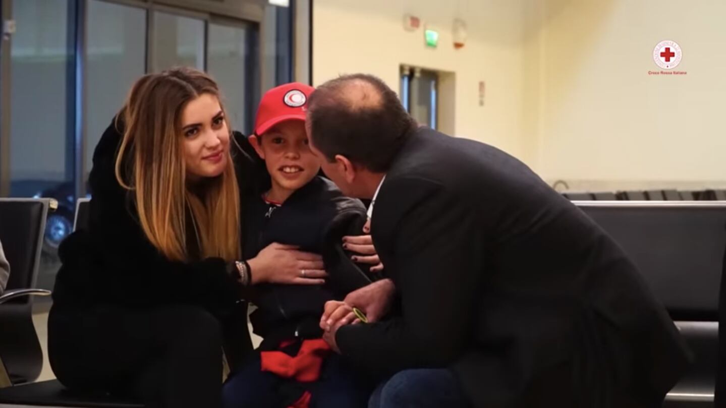 Il bimbo rapito dall'Isis riabbraccia il papà Ora ne mancano altri 12