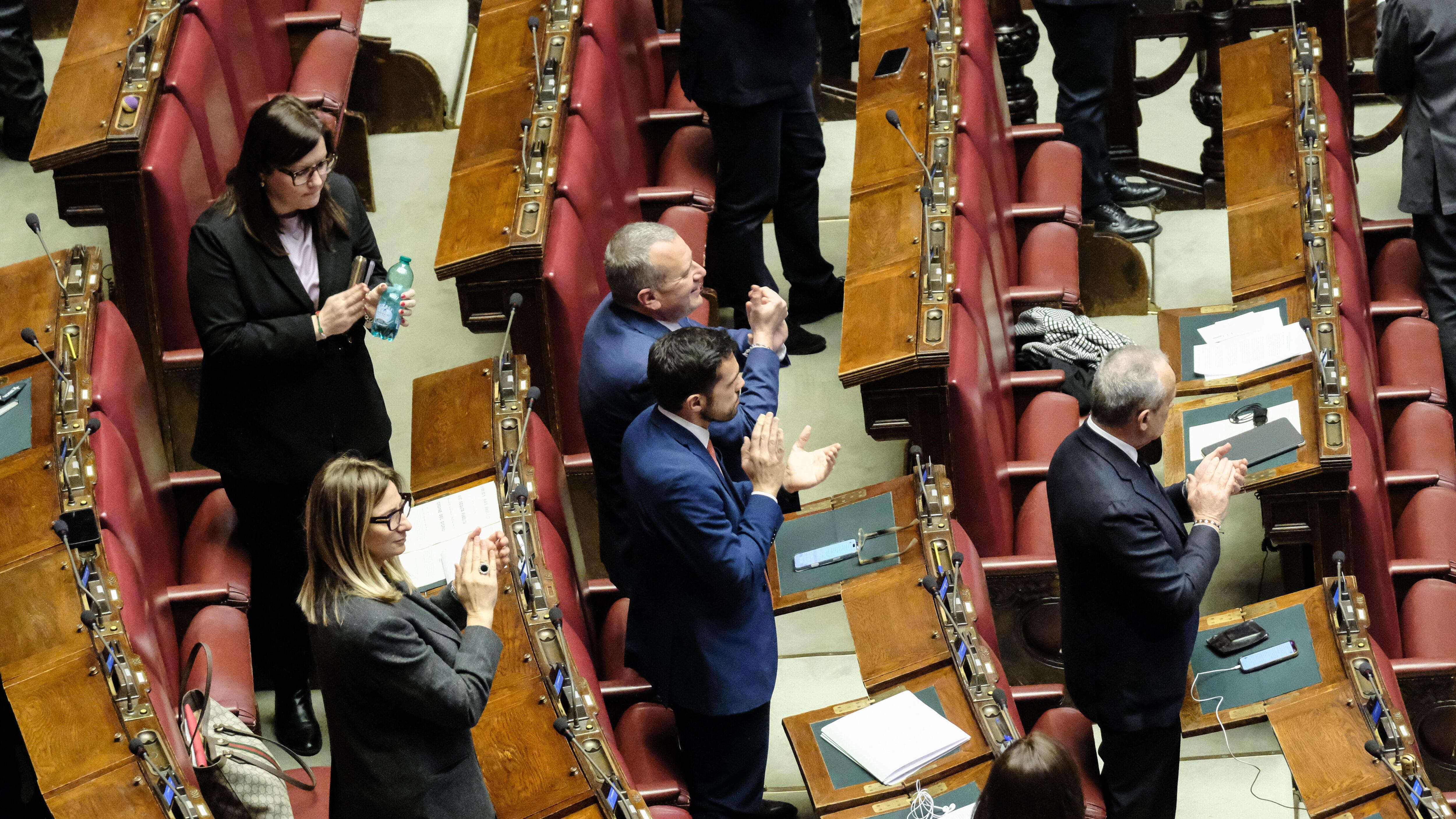Applausi e standing ovation. Sinistra costretta a ricredersi