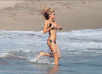 Le curve esplosive di Charlotte McKinney catturano l'attenzione 11
