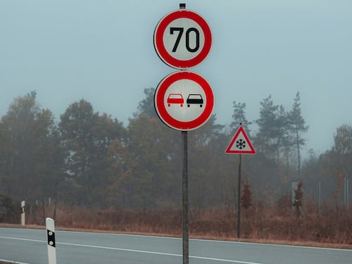Raffica di multe con l’autovelox, ma il cartello stradale era stato falsificato. Scatta l’allarme