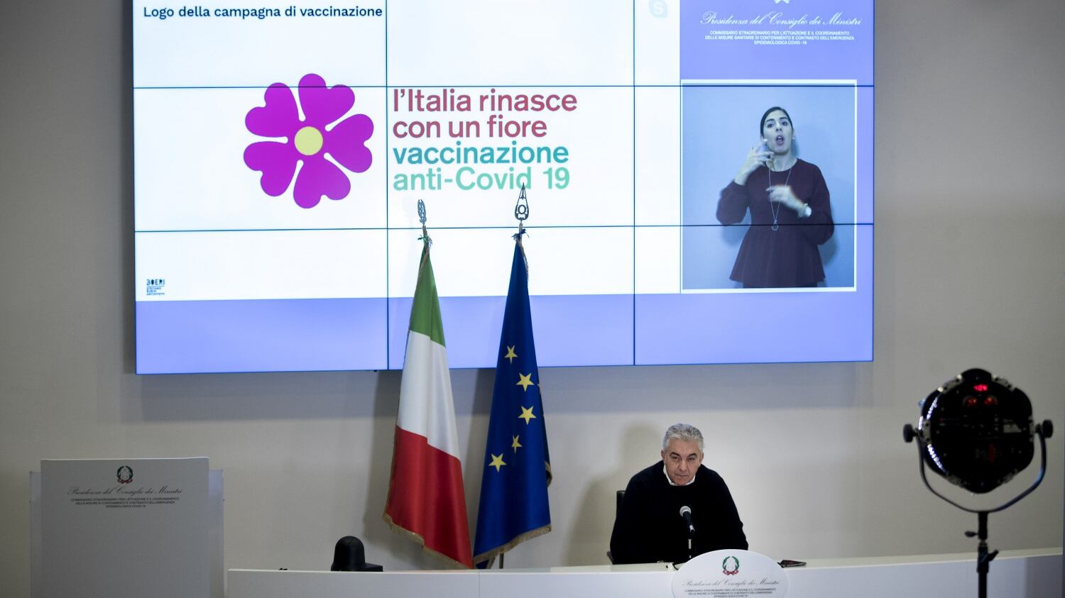 In tilt persino i bandi per le primule di Arcuri. Sono care, servono a poco e sono ritardo