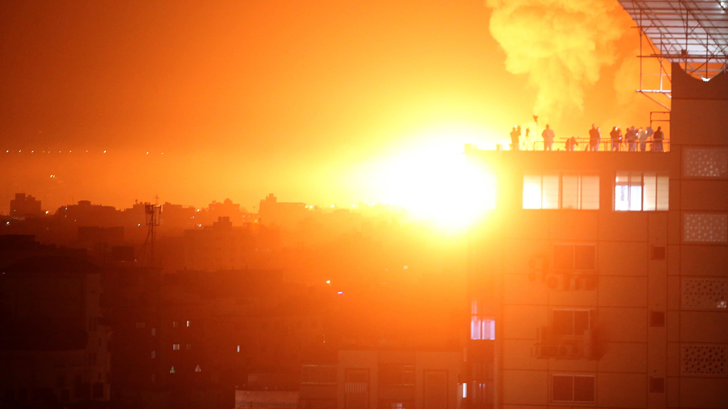 Israele risponde agli attacchi: raid a Gaza e nel sud del Libano