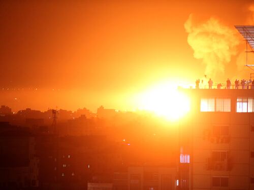 Israele risponde agli attacchi: raid a Gaza e nel sud del Libano
