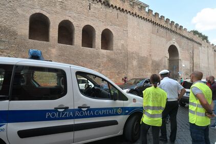 Roma, cadono frammenti di tufo dal Passetto 8